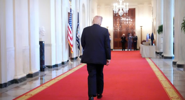 Trump pausa su operativo para reabrir el estrecho de Ormuz mientras busca un acuerdo con Irán