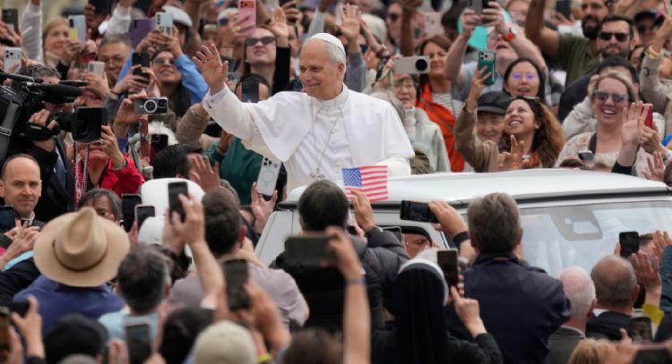 El papa inaugurará una torre de la Sagrada Familia y se reunirá con migrantes en España en junio