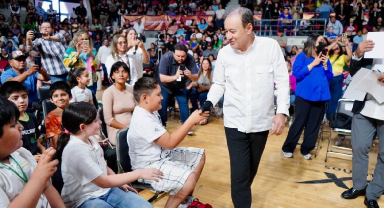 Entrega Gobernador Durazo más de 4 mil becas a estudiantes de primaria