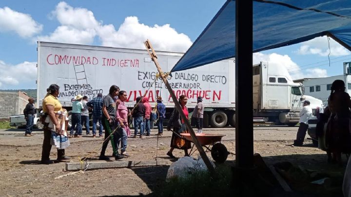 Tras ataque de comando, comunidad de Acachuén, Michoacán, mantiene bloqueo carretero