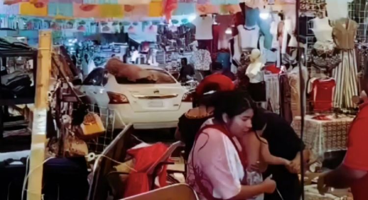 Automovilista embiste a comerciantes y puestos semifijos en el zócalo de Chilpancingo (Video)