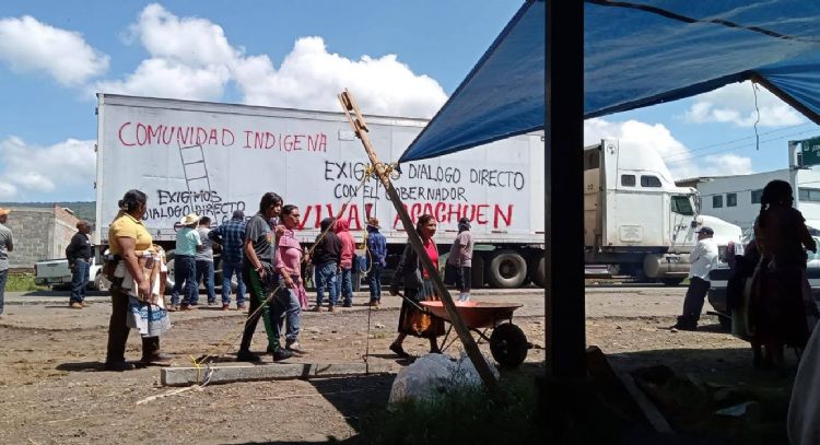 Tras ataque de comando, comunidad de Acachuén, Michoacán, mantiene bloqueo carretero