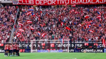 Chivas empata 3-3 en global con Tigres, pero avanza a semifinales por mejor posición en tabla