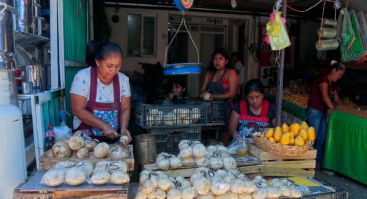 Las madres mexicanas trabajan el doble y ganan la mitad
