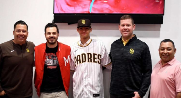 Por pollero, pitcher mexicano pierde su contrato con los Padres de San Diego