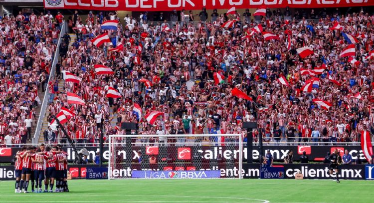 Chivas empata 3-3 en global con Tigres, pero avanza a semifinales por mejor posición en tabla