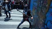 Foto ilustrativa de la nota titulada: Repelen a la CNTE cuando intentaba entrar por la fuerza al Zócalo; tres heridos (Video)