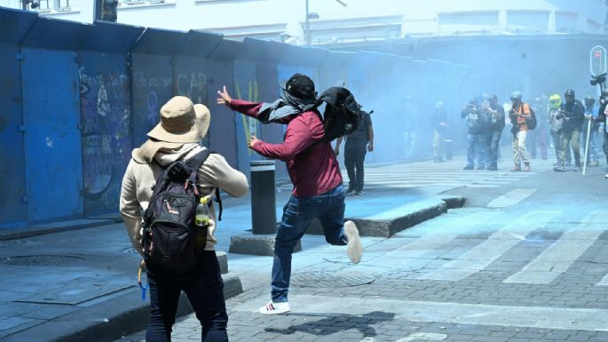 Repelen a la CNTE cuando intentaba entrar por la fuerza al Zócalo; tres heridos (Video)