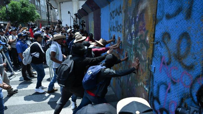 Repelen a la CNTE cuando intentaba entrar por la fuerza al Zócalo; tres heridos (Video)