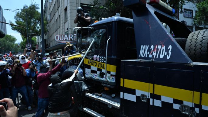 Repelen a la CNTE cuando intentaba entrar por la fuerza al Zócalo; tres heridos (Video)