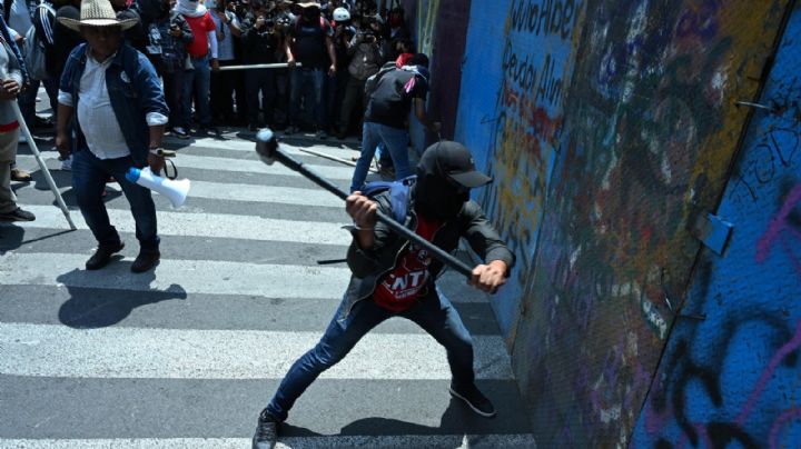 Repelen a la CNTE cuando intentaba entrar por la fuerza al Zócalo; tres heridos (Videos)