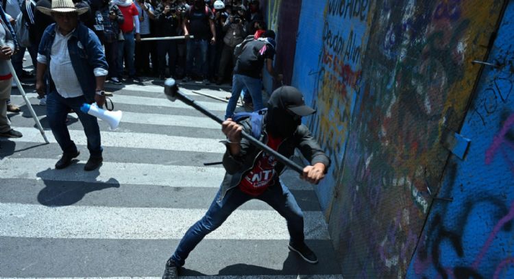 Repelen a la CNTE cuando intentaba entrar por la fuerza al Zócalo; tres heridos