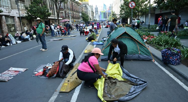 A 10 días del Mundial, la CNTE cerca el Zócalo con plantones (Video)