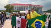 Foto ilustrativa de la nota titulada: Ante un Estadio Banorte amurallado, decenas de aficionados comienzan la fiesta mundialista