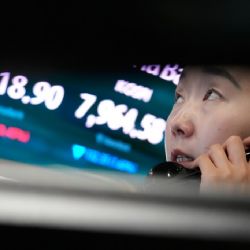 Acciones mundiales bajan tras otra venta de tecnológicas en Wall Street y el crudo se dispara