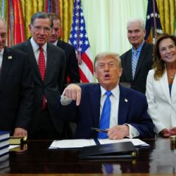 Trump amenaza con abandonar el T-MEC; advierte que combatirá el narcotráfico por tierra