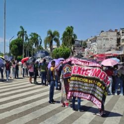 Más de 2 mil maestros bloquean carreteras y bancos de ocho ciudades de Guerrero