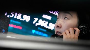 Acciones mundiales bajan tras otra venta de tecnológicas en Wall Street y el crudo se dispara
