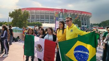 Ante un Estadio Banorte amurallado, decenas de aficionados comienzan la fiesta mundialista