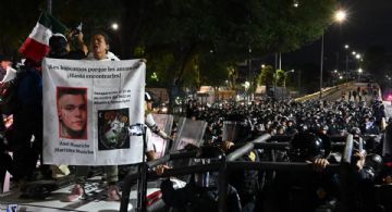 César Cravioto huye entre empujones e insultos de familiares de desaparecidos (Videos)