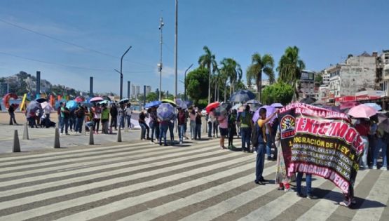 Más de 2 mil maestros bloquean carreteras y bancos de ocho ciudades de Guerrero
