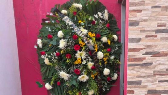 Dejan corona fúnebre en domicilio de la diputada del PRI Paola Gárate Valenzuela