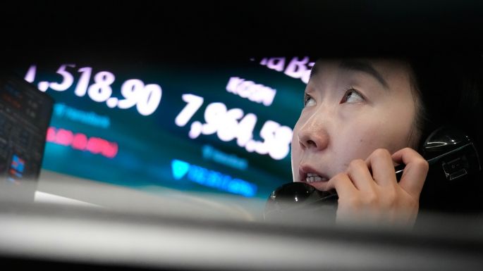 Acciones mundiales bajan tras otra venta de tecnológicas en Wall Street y el crudo se dispara