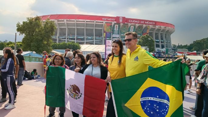 Ante un Estadio Banorte amurallado, decenas de aficionados comienzan la fiesta mundialista