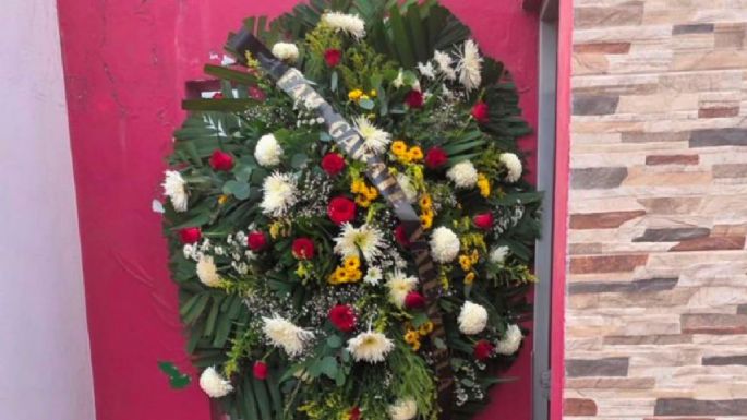 Dejan corona fúnebre en domicilio de la diputada del PRI Paola Gárate Valenzuela