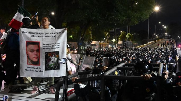 César Cravioto huye entre empujones e insultos de familiares de desaparecidos (Videos)
