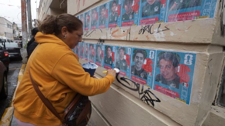 Madres buscadoras de Guerrero pegan estampas del Mundial con rostros de sus hijos desaparecidos