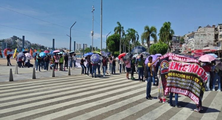 Más de 2 mil maestros bloquean carreteras y bancos de ocho ciudades de Guerrero