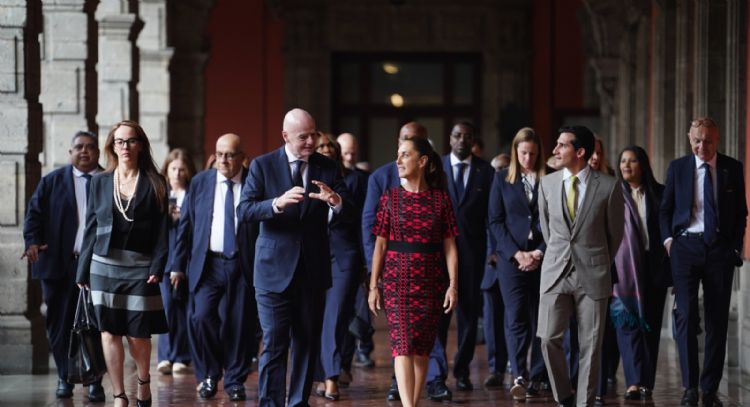 En medio de movilizaciones en CDMX, Sheinbaum recibe a Infantino en Palacio Nacional