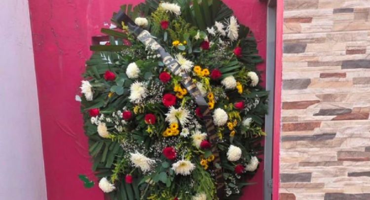 Dejan corona fúnebre en domicilio de la diputada del PRI Paola Gárate Valenzuela