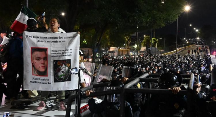 César Cravioto huye entre empujones e insultos de familiares de desaparecidos (Videos)