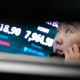 Acciones mundiales bajan tras otra venta de tecnológicas en Wall Street y el crudo se dispara