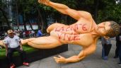 Foto ilustrativa de la nota titulada: CNTE derriba estatuas del Mundial en Paseo de la Reforma