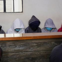 Comparecen niñas acusadas de planear y ejecutar incendio que mató a 16 menores en escuela de Kenia