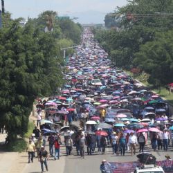 “¡Si no hay solución, no rueda su balón!": maestros de la Sección 22 del SNTE marchan en Oaxaca