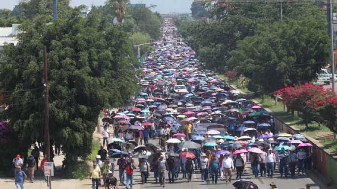 “¡Si no hay solución, no rueda su balón!": maestros de la Sección 22 del SNTE marchan en Oaxaca