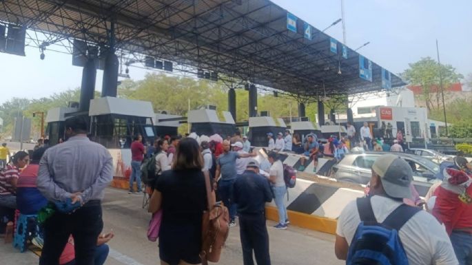 Maestros de la CNTE toman casetas de cobro en dos carreteras de Chiapas