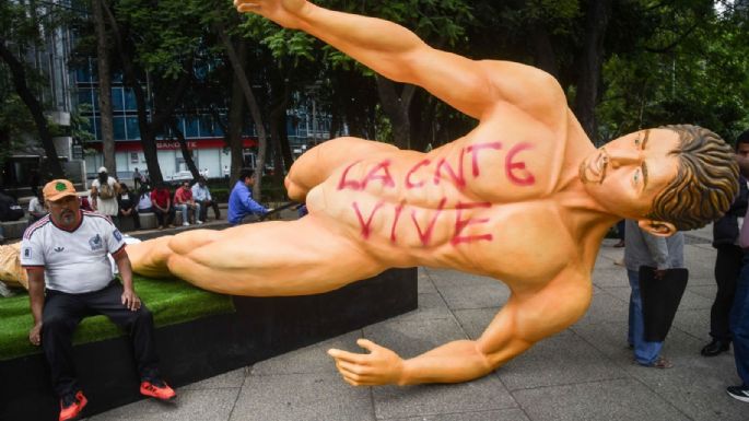 CNTE derriba estatuas del Mundial en Paseo de la Reforma