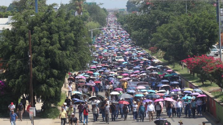 “¡Si no hay solución, no rueda su balón!": maestros de la Sección 22 del SNTE marchan en Oaxaca