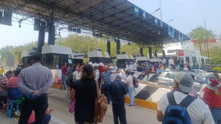 Maestros de la CNTE toman casetas de cobro en dos carreteras de Chiapas