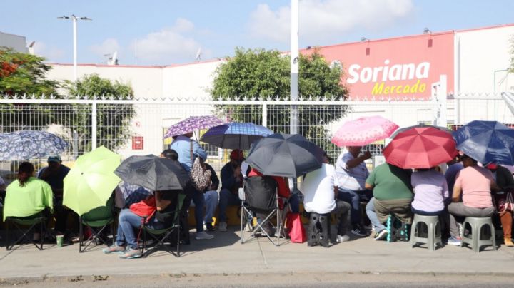 Maestros de Oaxaca toman plazas comerciales y supermercados