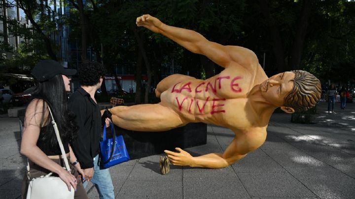 CNTE derriba estatuas del Mundial en Paseo de la Reforma