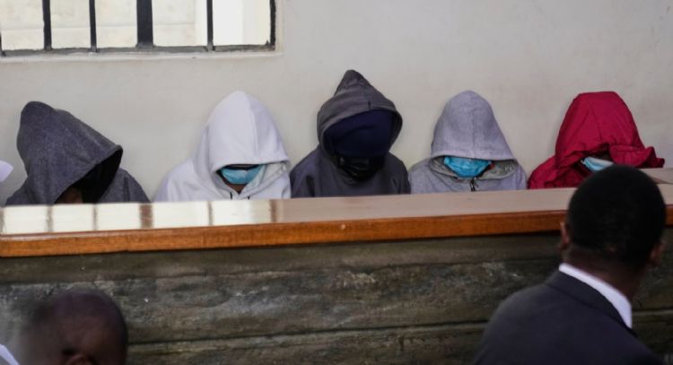 Comparecen niñas acusadas de planear y ejecutar incendio que mató a 16 menores en escuela de Kenia