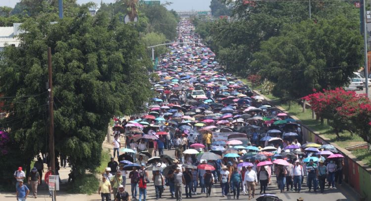 “¡Si no hay solución, no rueda su balón!": maestros de la Sección 22 del SNTE marchan en Oaxaca