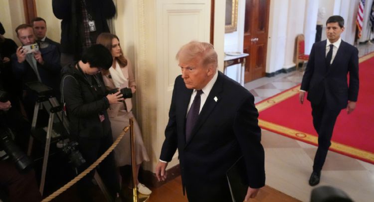 Trump firma orden ejecutiva para evaluar riesgos de Inteligencia Artificial