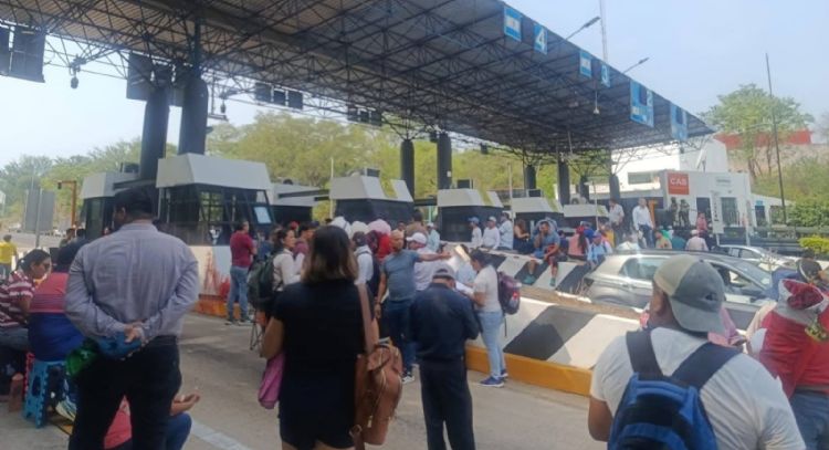 Maestros de la CNTE toman casetas de cobro en dos carreteras de Chiapas